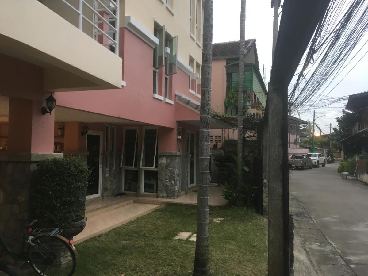 Nhà khách Triple Palms House