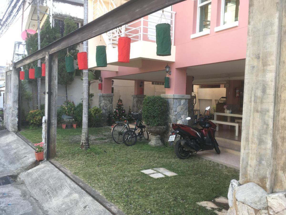 Triple Palms House Nhà khách