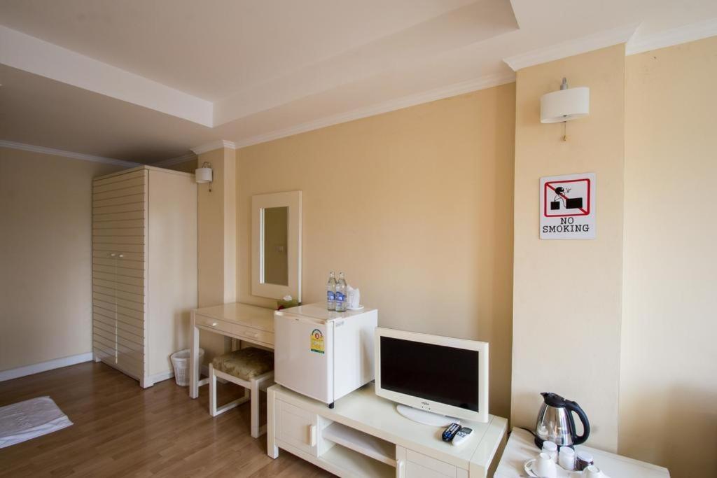 Triple Palms House Nhà khách